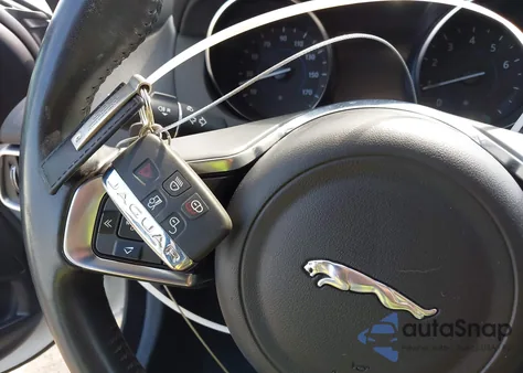 2019 Jaguar Xe 25T Prestige z USA, uszkodzony, nr VIN SAJAE4FX4KCP49744